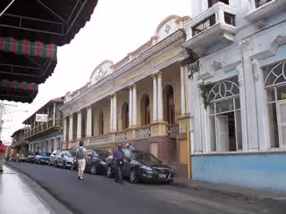 calle heredia en el centro histórico de santiago de cuba