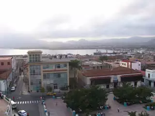 vista de la ciudad de santiago de cuba desde terraza del hotel Casagranda