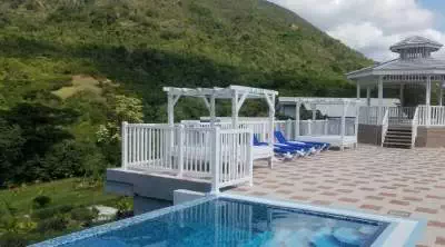 hotel segundo frente, piscina y montañas circundantes